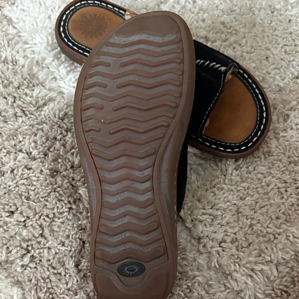 UGG Lil Spinner Black and Tan Sandals